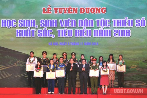Ủy ban Dân tộc khen thưởng học sinh sinh viên dân tộc thiểu số xuất sắc, tiêu biểu năm 2016 - ảnh 1