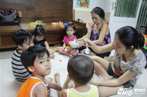 Tết vất vả mà ấm cúng của gia đình sinh 5 đầu tiên ở Việt Nam - ảnh 2