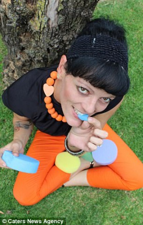 Kỳ lạ người phụ nữ nghiện ăn miếng bọt biển - ảnh 2