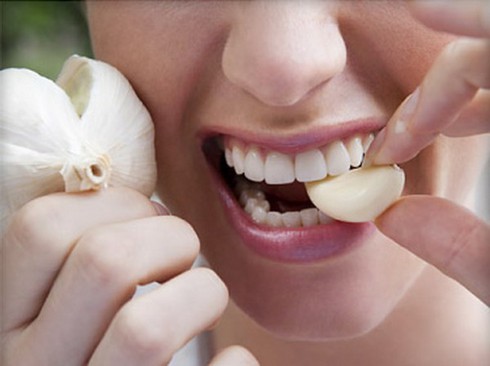 Vì sao đánh răng vẫn không hết mùi tỏi? - ảnh 1
