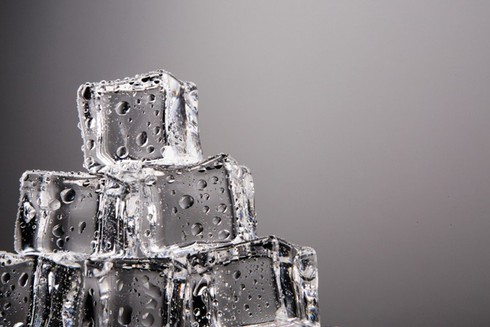 Tại sao nước đá có viên trắng đục, số khác lại trong veo? - ảnh 1
