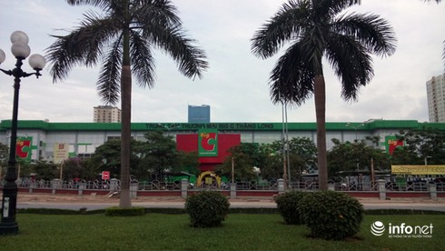 Nam thanh niên cắt tay tự tử tại BigC Thăng Long - ảnh 1