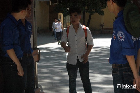 Đề Toán kì thi THPT Quốc gia: Thí sinh vui vẻ vì làm bài tốt - ảnh 1