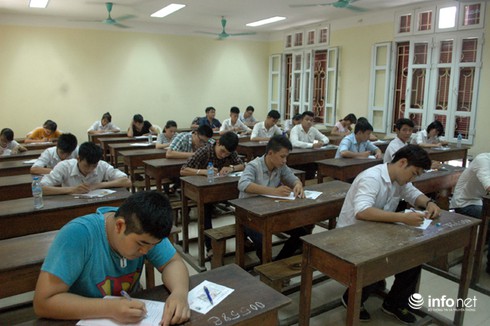 Phát hiện một vụ dùng công nghệ cao đọc lời giải vào phòng thi - ảnh 1