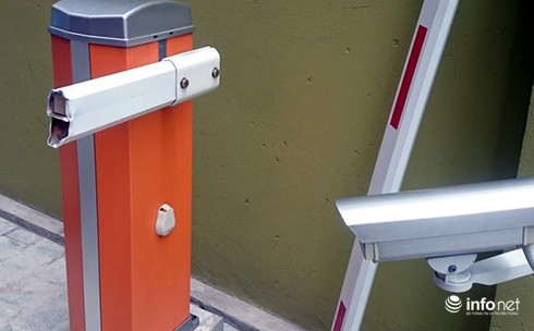 Xế hộp “bay” từ hầm gửi xe ra đường, nhiều người hoảng hốt - ảnh 1