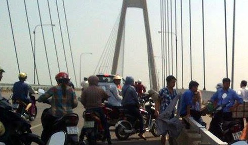 Cứu con dâu nhảy cầu tự tử, bố chồng mất tích trên sông - ảnh 1