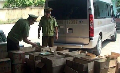 Bắt giữ một xe ô tô mỹ phẩm nhập lậu từ Trung Quốc - ảnh 1