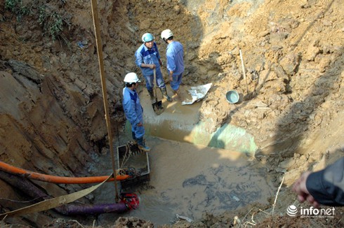 Đường ống dẫn nước sạch Sông Đà tiếp tục bị vỡ đêm 24/7 - ảnh 1