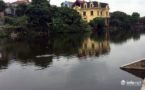 Phát hiện thi thể cháu bé nổi trên mặt hồ, chưa có người thân nhận dạng - ảnh 1