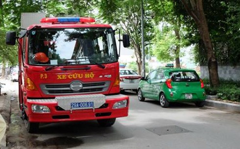 Cụ bà lên tầng 5 tưới rau trượt chân ngã xuống đất, nhập viện - ảnh 2