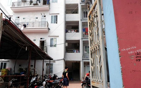 Cụ bà lên tầng 5 tưới rau trượt chân ngã xuống đất, nhập viện - ảnh 1