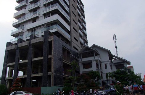 Sập giàn giáo tòa nhà 12 tầng khiến 3 người tử vong - ảnh 1
