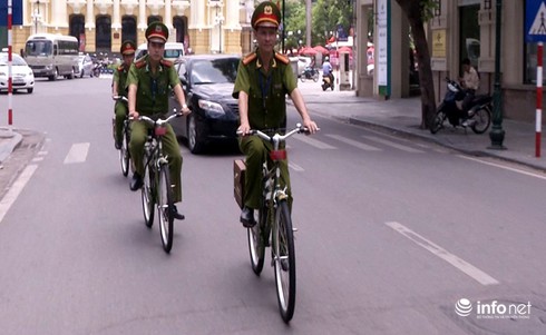 Công an Thủ đô tuần tra bằng xe đạp để gần dân hơn - ảnh 5