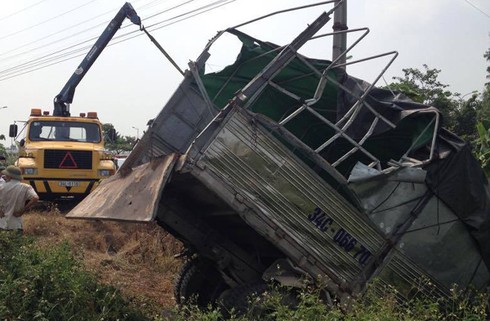 Bị tàu hỏa đâm, lái xe rơi xuống cống tử vong - ảnh 1