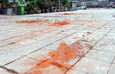 Nam thanh niên lên tầng 21, ném gạch gây náo loạn - ảnh 3