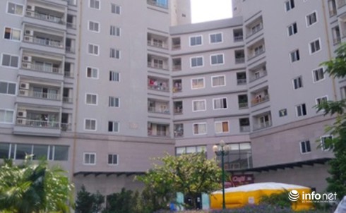 Nam thanh niên lên tầng 21, ném gạch gây náo loạn - ảnh 1