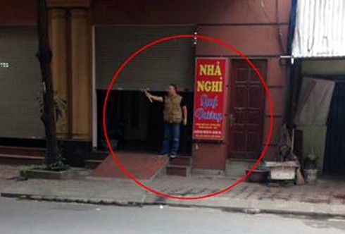 Chủ nhà nghỉ đuổi khách, đánh công an - ảnh 1