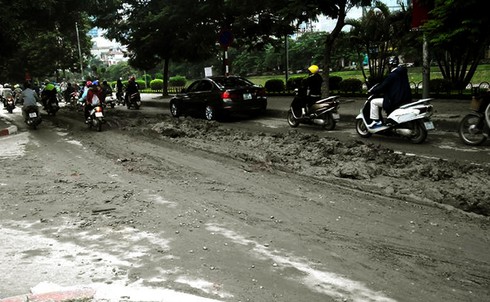 “Ruộng cày” xuất hiện giữa lòng Thủ đô, khiến người đi đường gặp nạn - ảnh 1