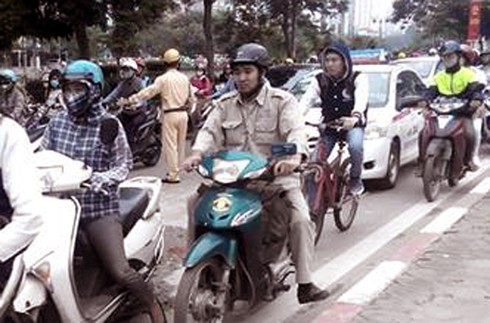 “Ruộng cày” xuất hiện giữa lòng Thủ đô, khiến người đi đường gặp nạn - ảnh 2
