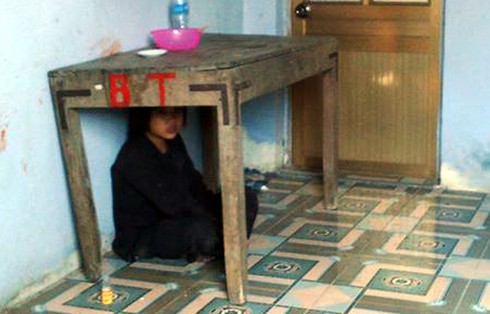 Người dân rơi nước mắt nhìn bé gái bị nhốt trong chùa, chằng chịt vết thương - ảnh 3