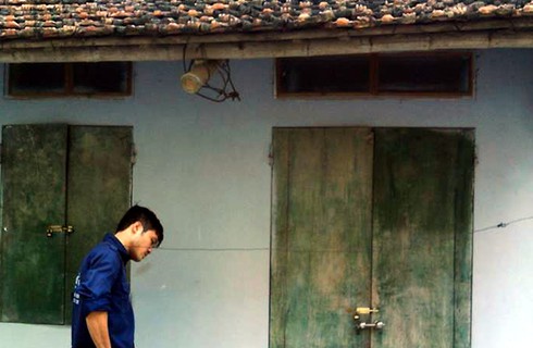 Người dân rơi nước mắt nhìn bé gái bị nhốt trong chùa, chằng chịt vết thương - ảnh 1
