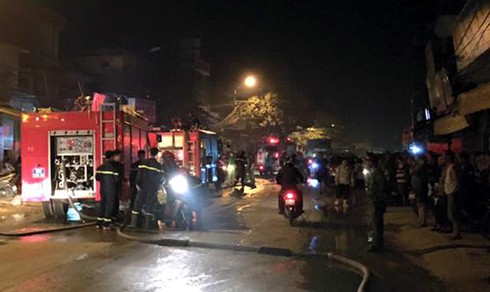 Hà Nội: Chợ Xốm cháy dữ dội trong đêm, nhiều gian hàng bị thiêu rụi - ảnh 3