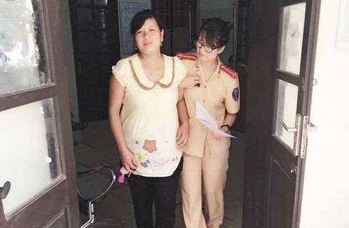 CSGT dùng xe ô tô chuyên dụng đưa bà bầu đi đẻ - ảnh 3