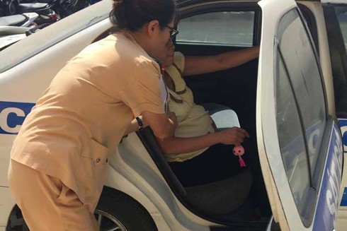 CSGT dùng xe ô tô chuyên dụng đưa bà bầu đi đẻ - ảnh 2