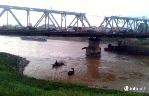 Hà Nội: Nam thanh niên bất ngờ nhảy cầu Đuống tự tử - ảnh 1