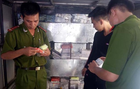 Cảnh sát truy đuổi 5 tỉnh mới bắt được xe buôn lậu 1.300 điện thoại - ảnh 3