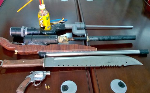 Nam thanh niên “ngáo đá” dùng súng uy hiếp người dân - ảnh 2