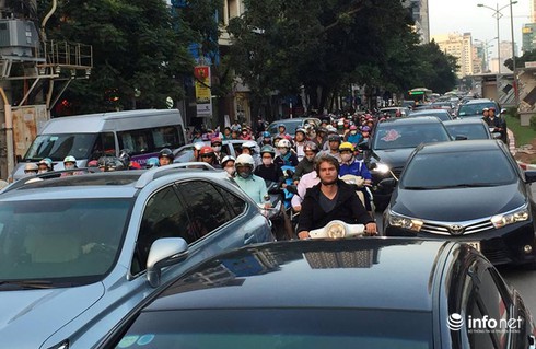 Hai xe taxi đấu đầu trên cầu vượt đúng giờ cao điểm - ảnh 2