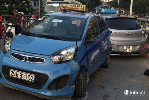 Hai xe taxi đấu đầu trên cầu vượt đúng giờ cao điểm - ảnh 1