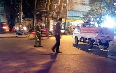 Cây cổ thụ đổ chắn ngang đường đè lên một số xe máy trên vỉa hè - ảnh 3