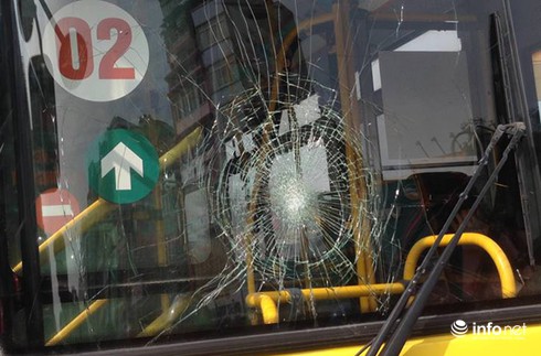 Chặn đầu xe buýt, nam thanh niên dùng mũ bảo hiểm đập vỡ kính - ảnh 2