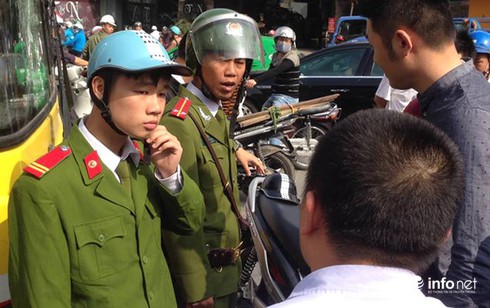 Chặn đầu xe buýt, nam thanh niên dùng mũ bảo hiểm đập vỡ kính - ảnh 3