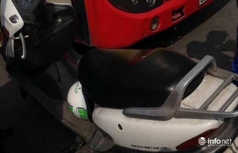 Chặn đầu xe buýt, nam thanh niên dùng mũ bảo hiểm đập vỡ kính - ảnh 1