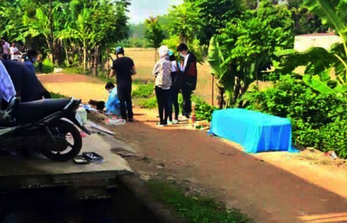 Người dân bàng hoàng phát hiện nam thanh niên tử vong dưới mương nước - ảnh 1