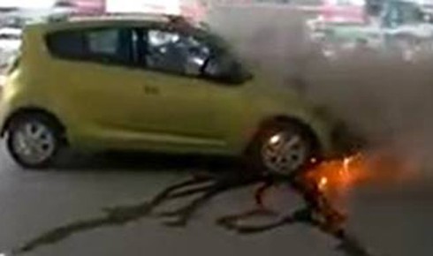 Hà Nội: Xe hơi đang lưu thông bất ngờ bốc cháy - ảnh 1