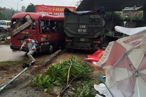 Phanh gấp tránh xe máy, ô tô khách đâm trúng cột đèn, 7 người nhập viện - ảnh 2