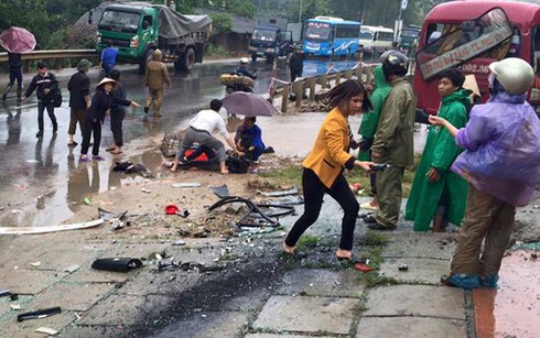 Phanh gấp tránh xe máy, ô tô khách đâm trúng cột đèn, 7 người nhập viện - ảnh 3