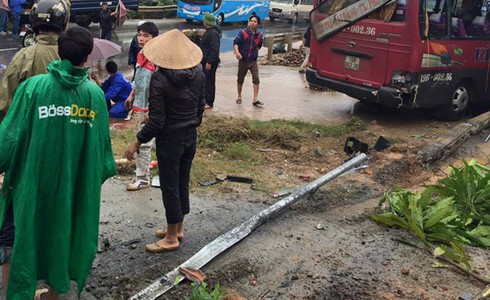 Phanh gấp tránh xe máy, ô tô khách đâm trúng cột đèn, 7 người nhập viện - ảnh 1