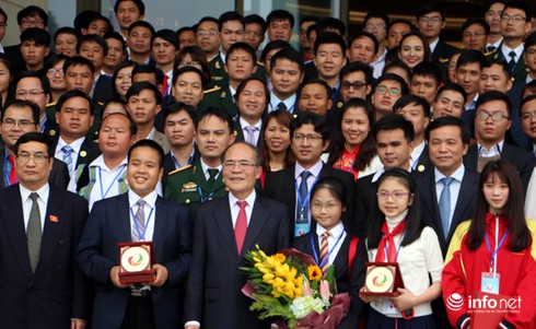 Chủ tịch Quốc hội Nguyễn Sinh Hùng xúc động với phát biểu của tài năng trẻ VN - ảnh 3