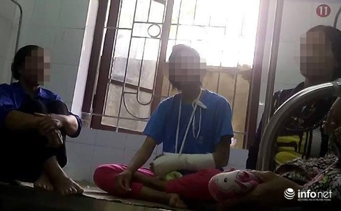 Con gái 14 tuổi rạn xương tay vì bố lấy cán chổi lau nhà...