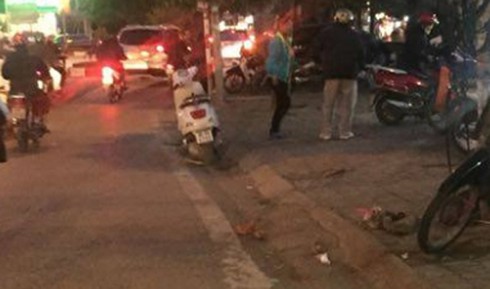 Nam thanh niên bị côn đồ chém đứt hai ngón tay - ảnh 1