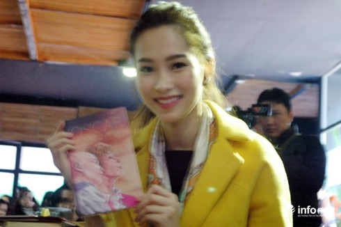 Hoa hậu Thu Thảo bật khóc khi đọc cuốn sách do GS Ngô Bảo Châu dịch - ảnh 2