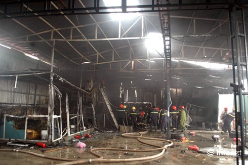 Hà Nội: Cháy gara ô tô, người dân hoảng loạn - ảnh 4