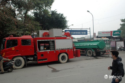 Hà Nội: Cháy gara ô tô, người dân hoảng loạn - ảnh 2