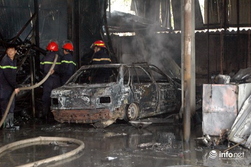 Hà Nội: Cháy gara ô tô, người dân hoảng loạn - ảnh 3