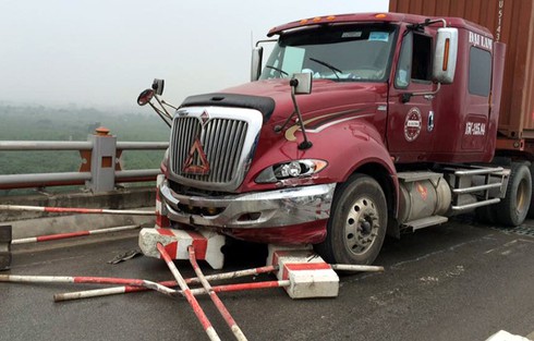 Container húc bay 20m dải phân cách trên cầu Thanh Trì, 4 người bị thương - ảnh 1